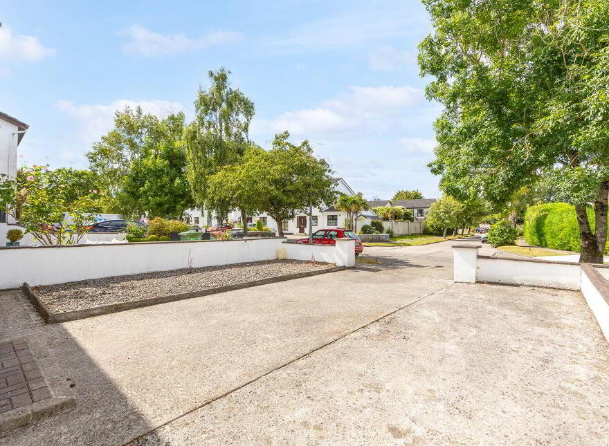 63 The Oaks, Newbridge, W12EY27