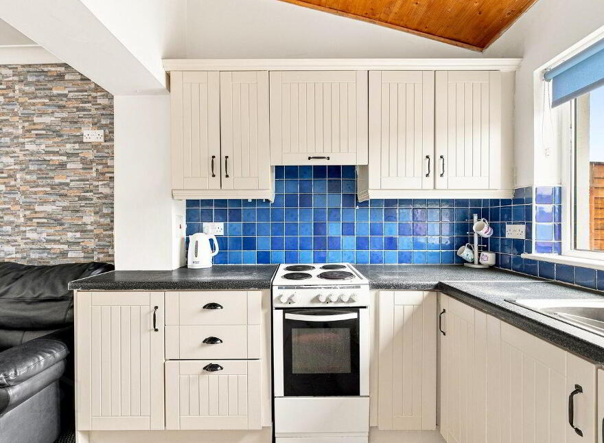 11 The Green, College Farm, Newbridge, W12H674