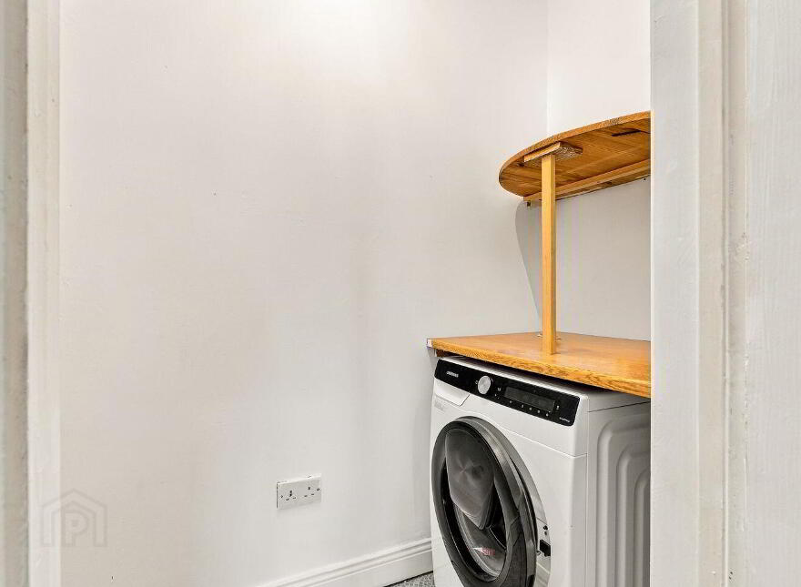 11 The Green, College Farm, Newbridge, W12H674