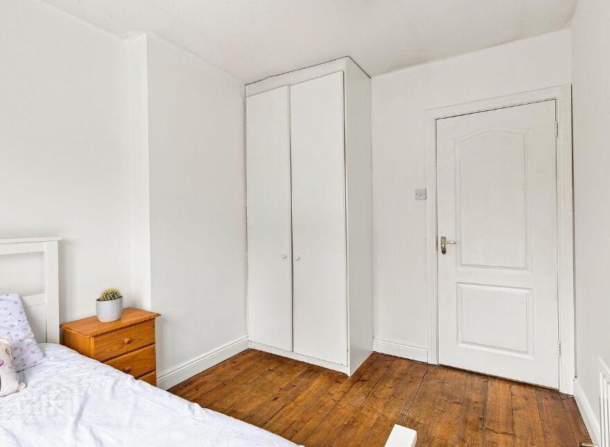 11 The Green, College Farm, Newbridge, W12H674