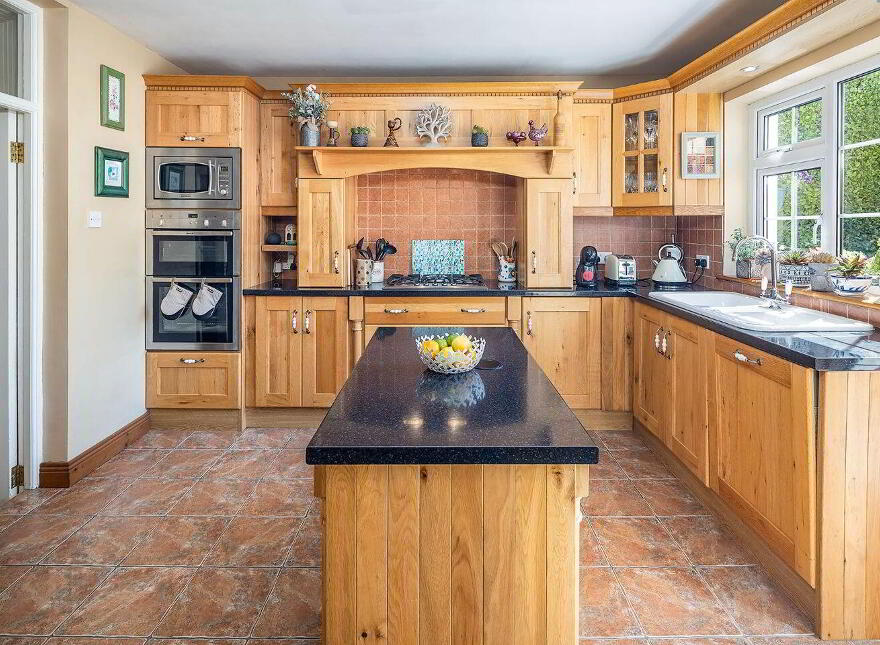 2 Lakeview, Carrignafoy, Cobh, P24WK20