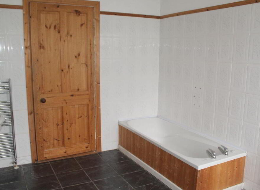 Roseborough, Tipperary Town, E34EE72