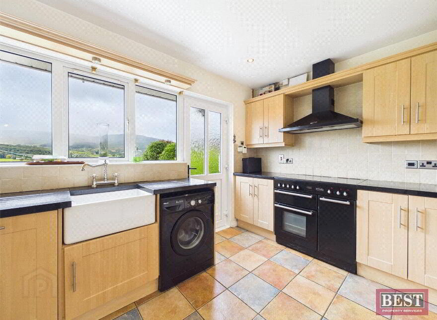 61 Carrickree, Warrenpoint, Newry, BT34 3FA