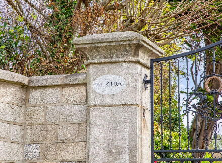 Saint Kilda, Sandycove Avenue East, Sandycove, A96D720