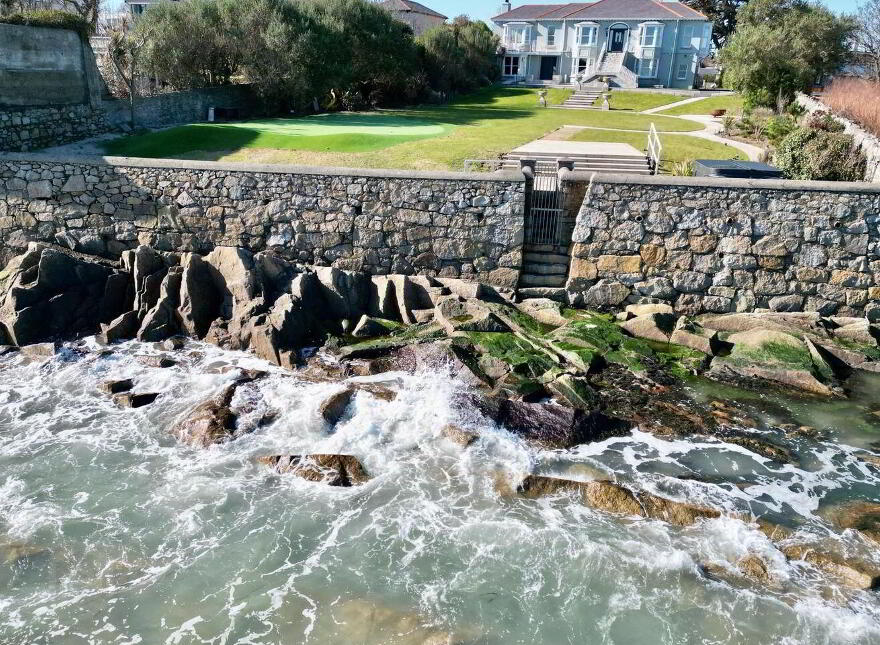 Saint Kilda, Sandycove Avenue East, Sandycove, A96D720