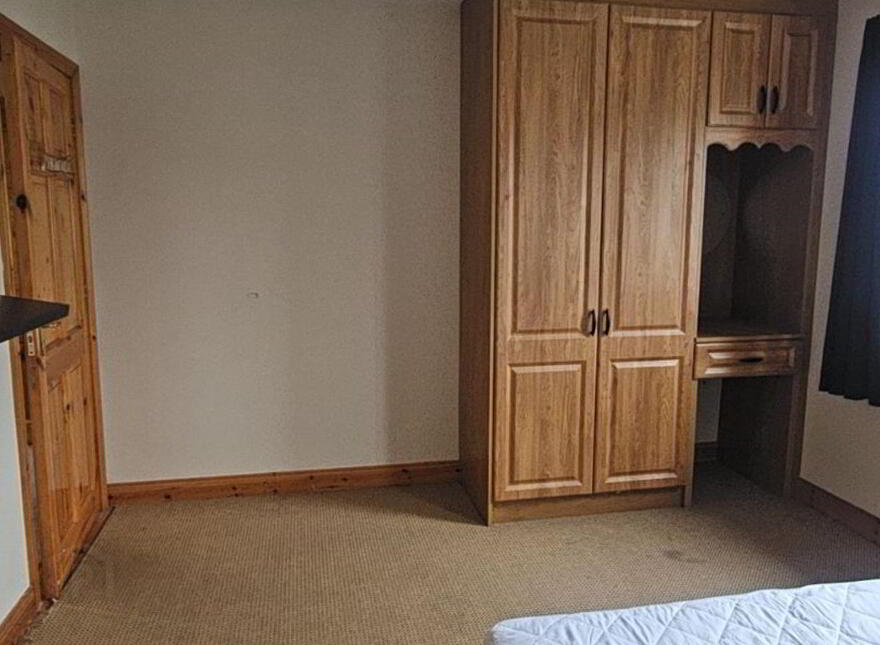 31 Woodstream, Castlerea, F45YK58