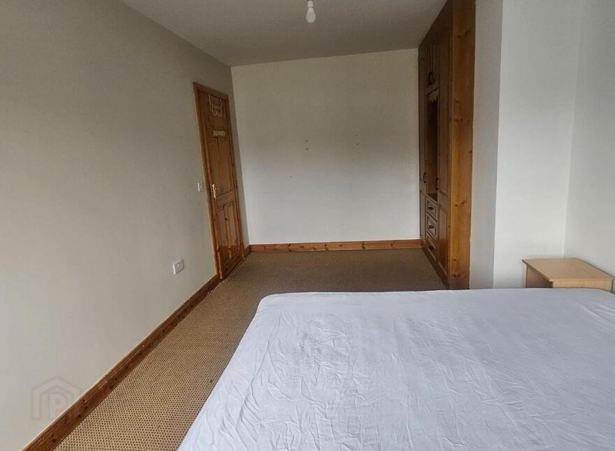 31 Woodstream, Castlerea, F45YK58