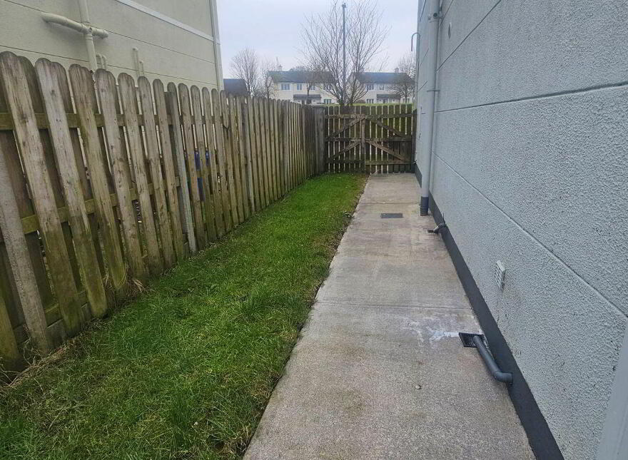 31 Woodstream, Castlerea, F45YK58