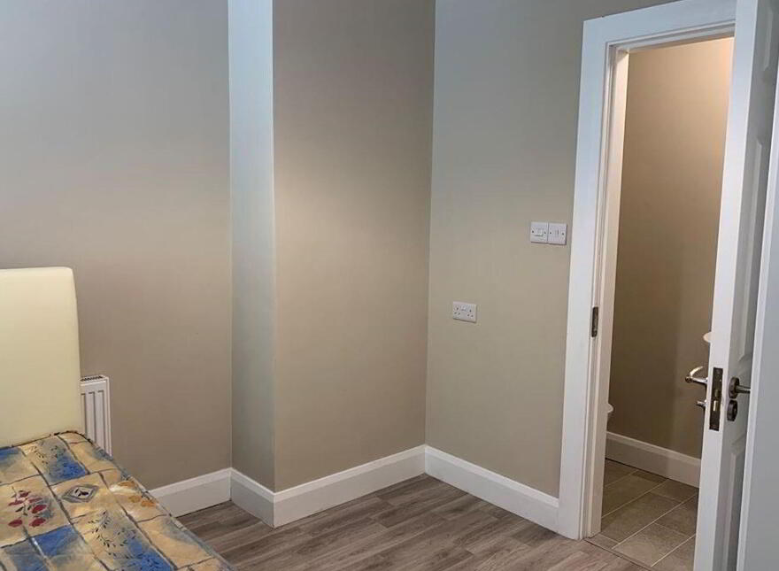 Moore Street, Loughrea, H62V489