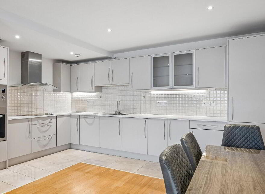80 Adelaide Square, Whitefriar Street, Dublin 8, D08X317