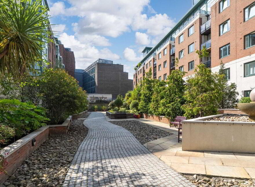 80 Adelaide Square, Whitefriar Street, Dublin 8, D08X317