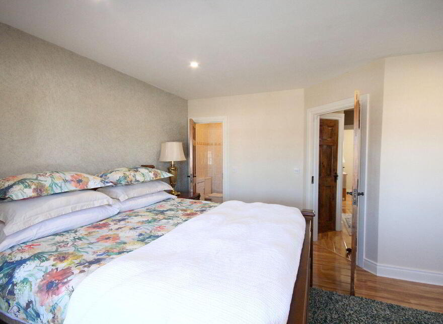 8 Deerpark Manor, Virginia, A82X260