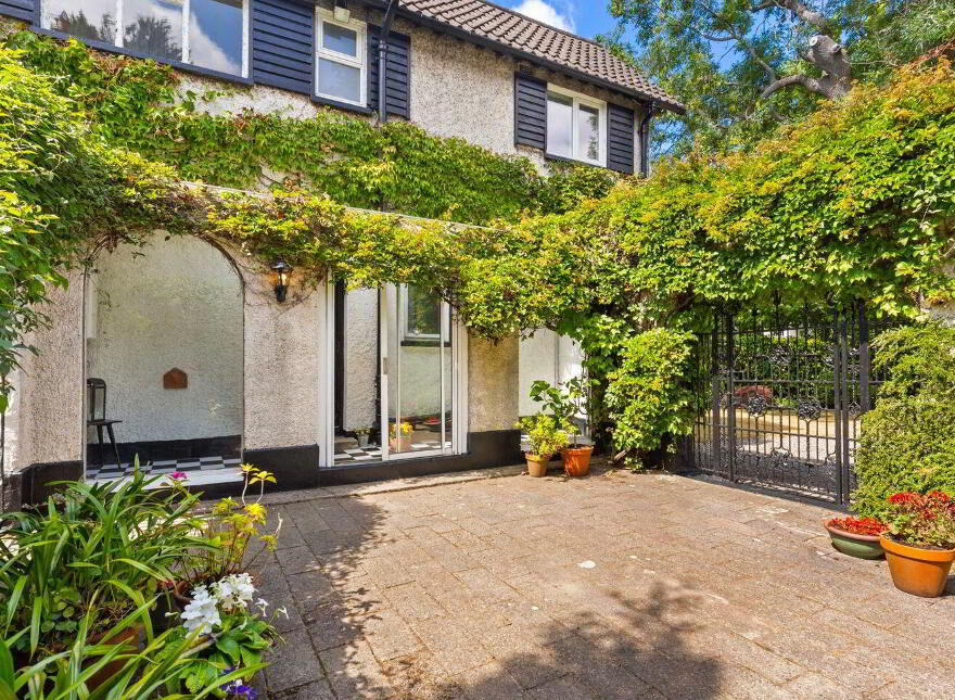 Keady Galleon, Stillorgan Park, Blackrock, Blackrock, A94P621