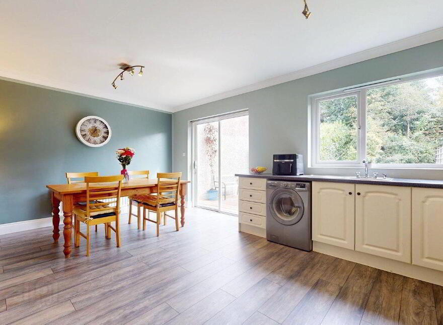 27 Lakeview, Castlebar, F23A243