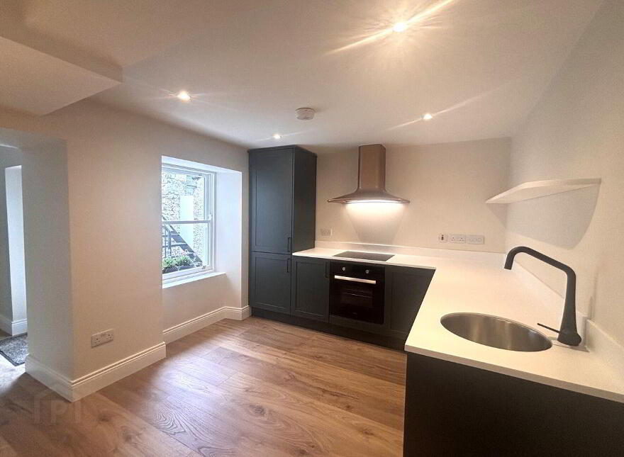 Lower Quay, Westport, F28ET93