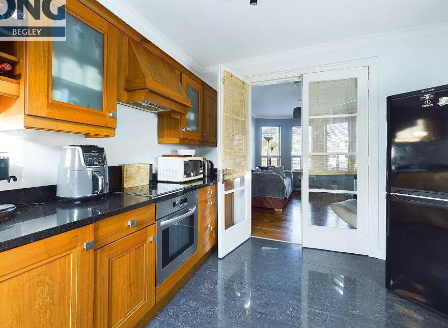 Apt, A St. Peters Port, Athlone, N37RT22