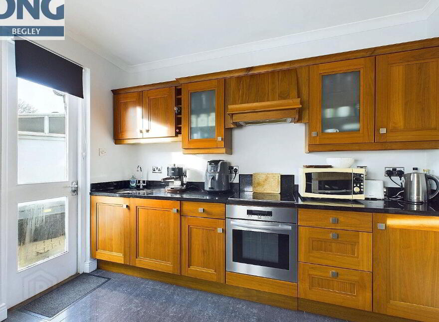 Apt, A St. Peters Port, Athlone, N37RT22