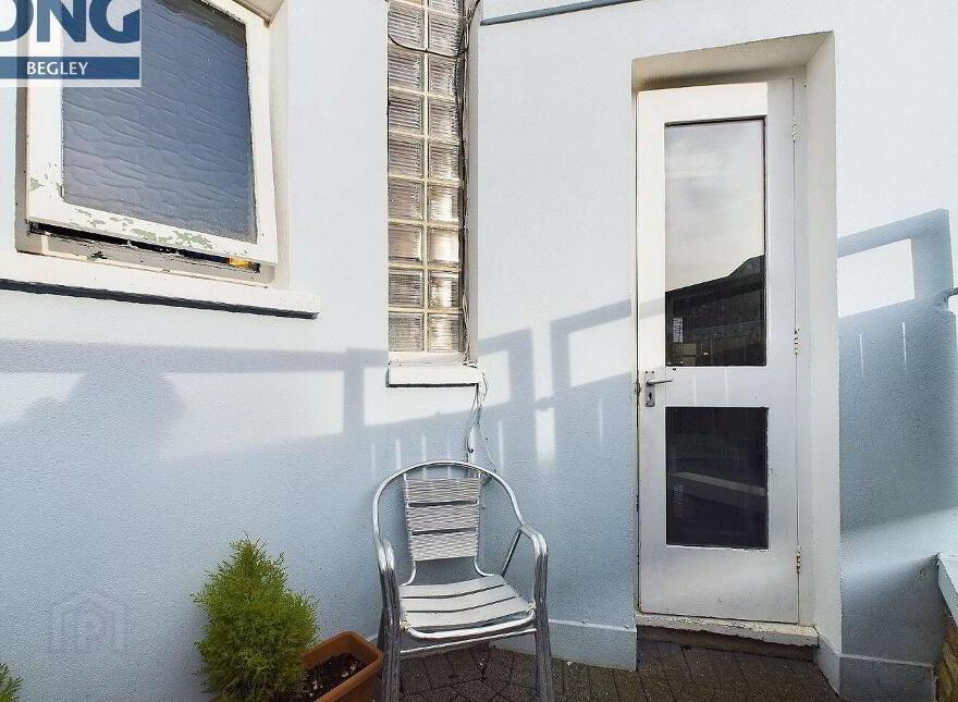 Apt, A St. Peters Port, Athlone, N37RT22