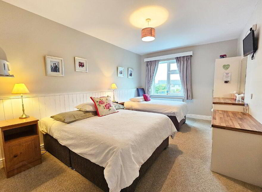 Glenomra House, Limerick Road, Ennis, V95X853