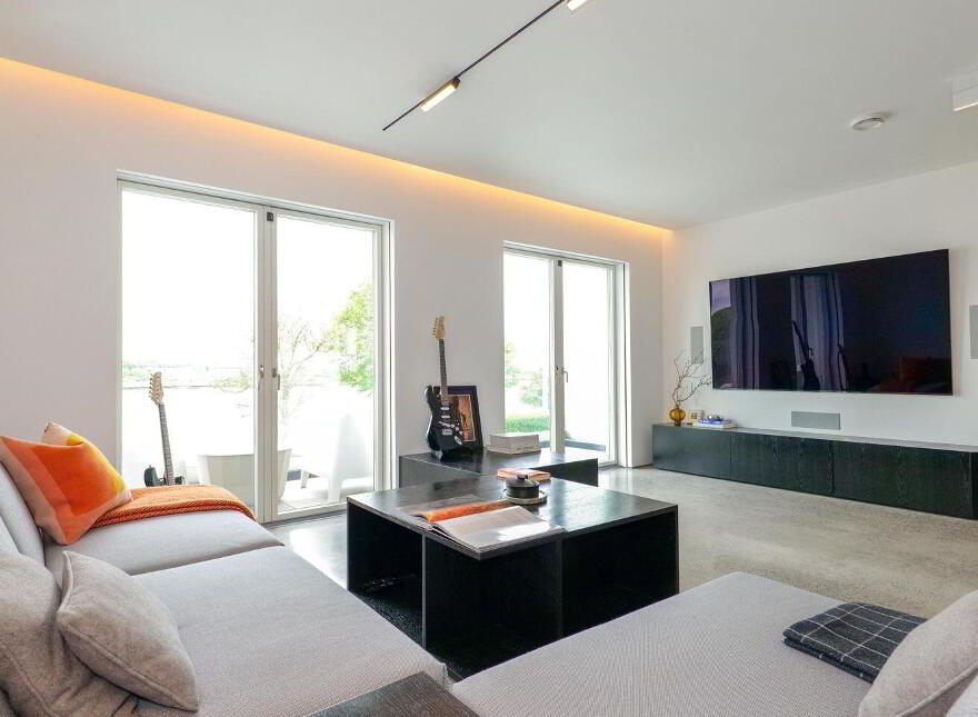 LA 18, 18 Lough Atalia Road, H91524H