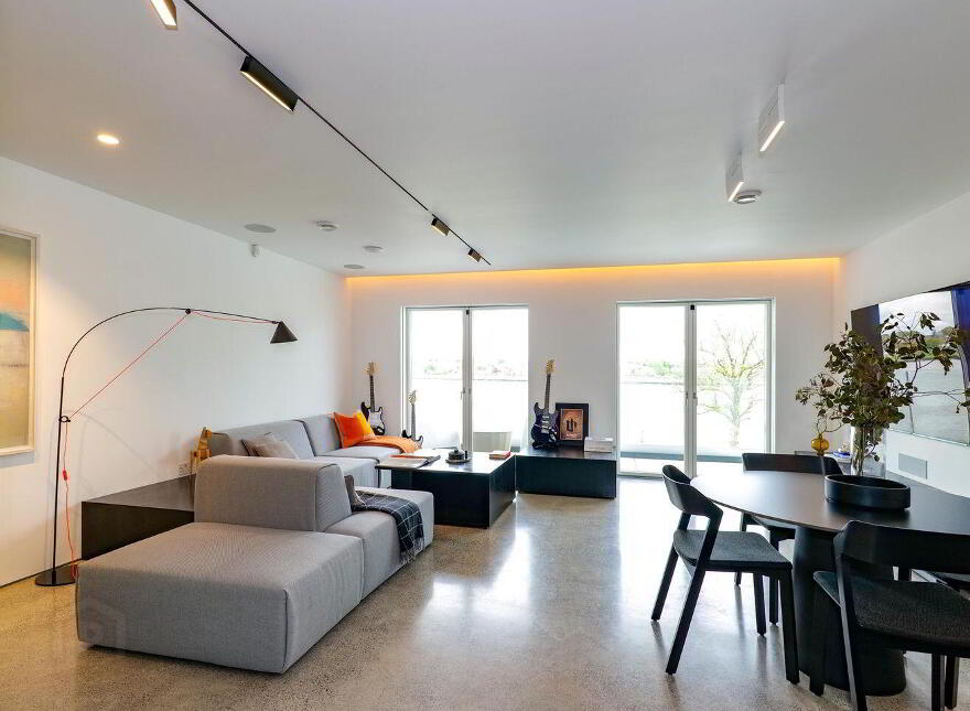 LA 18, 18 Lough Atalia Road, H91524H