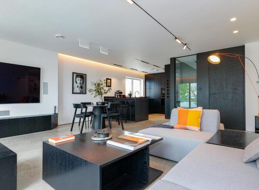 LA 18, 18 Lough Atalia Road, H91524H