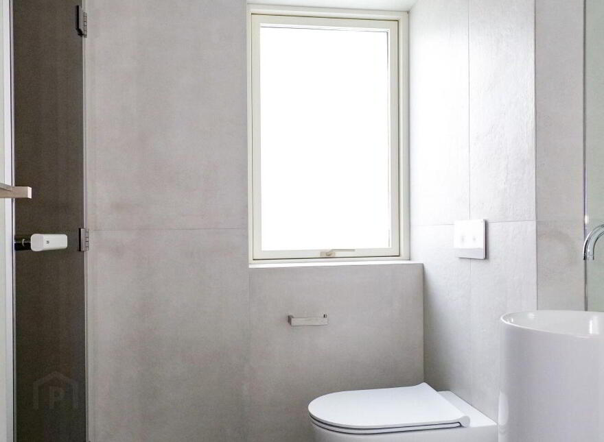 LA 18, 18 Lough Atalia Road, H91524H