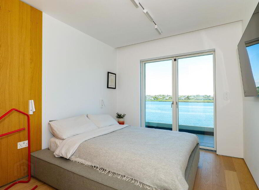 LA 18, 18 Lough Atalia Road, H91524H