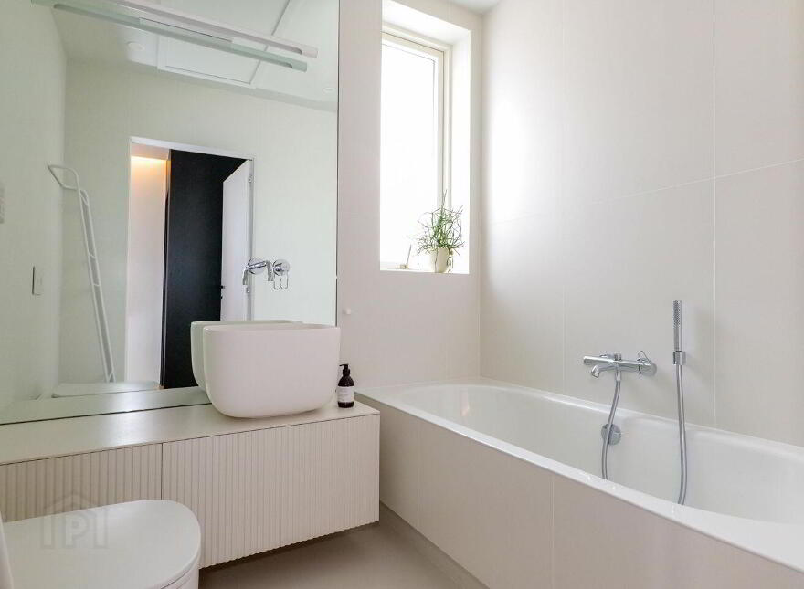 LA 18, 18 Lough Atalia Road, H91524H