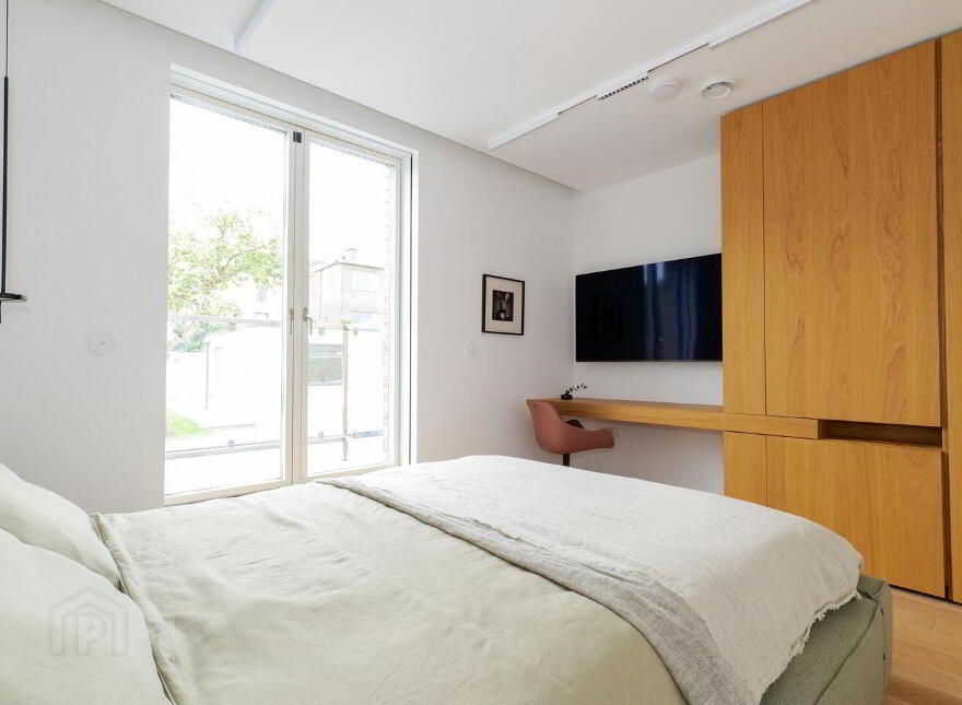 LA 18, 18 Lough Atalia Road, H91524H