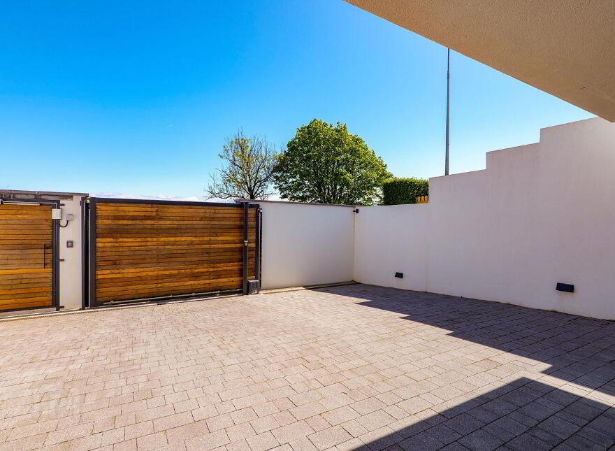 LA 18, 18 Lough Atalia Road, H91524H