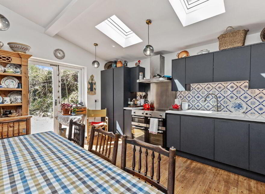 Knocksquire, Killedmond, R95F6P5