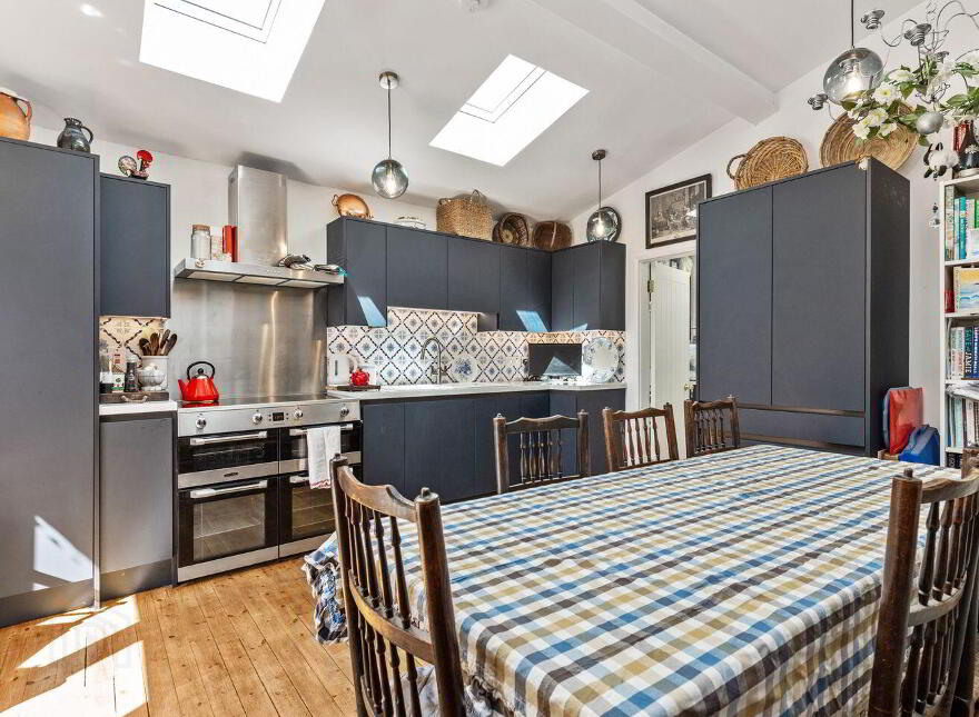Knocksquire, Killedmond, R95F6P5