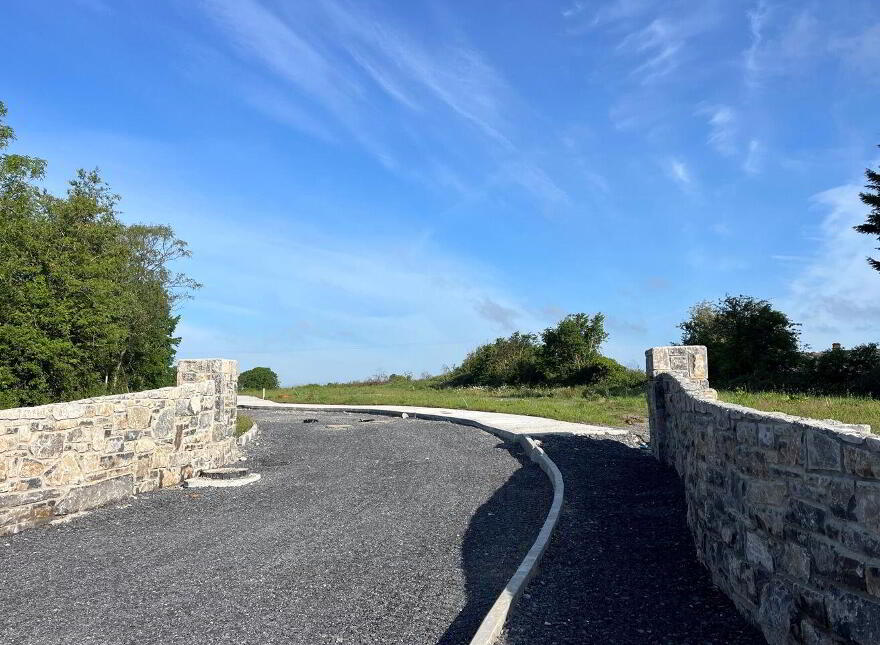 Na Banracha, Residential Serviced Sites, Quin