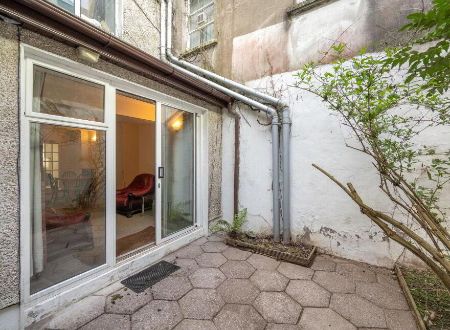 Apt 1 Lee View House, 13 Father Mathew Quay, Cork, T12W309