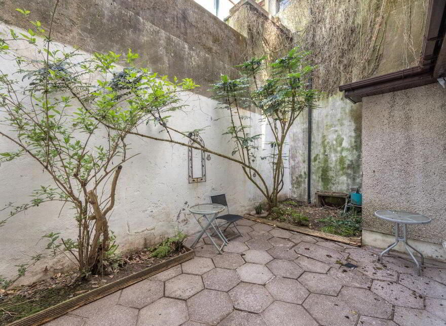 Apt 1 Lee View House, 13 Father Mathew Quay, Cork, T12W309