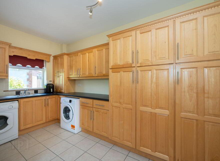 11 Chestnut Lawn, Classes Lake, Ovens, P31A499