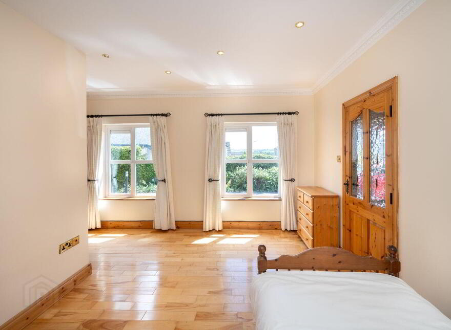 11 Chestnut Lawn, Classes Lake, Ovens, P31A499