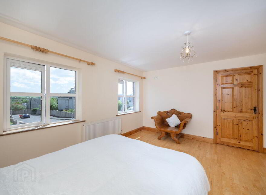 11 Chestnut Lawn, Classes Lake, Ovens, P31A499