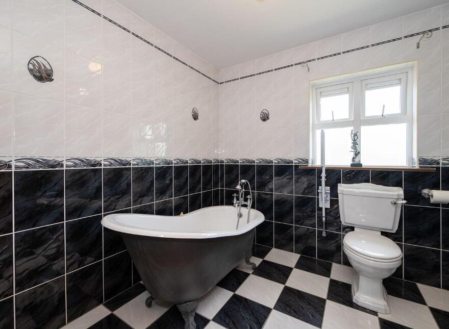 11 Chestnut Lawn, Classes Lake, Ovens, P31A499