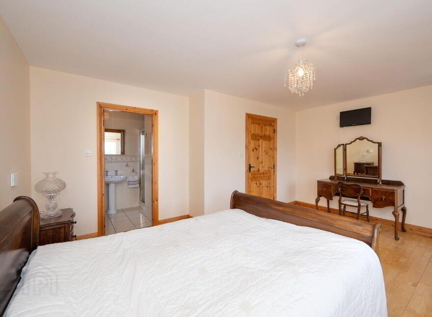 11 Chestnut Lawn, Classes Lake, Ovens, P31A499
