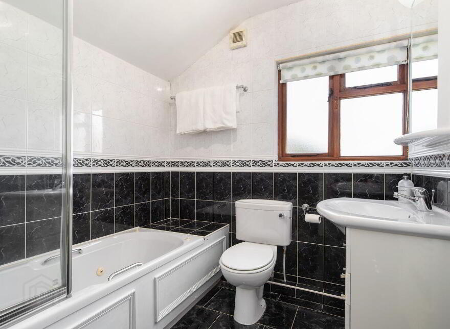 2 Stradbrook Lawn, Blackrock, Blackrock, A94K277
