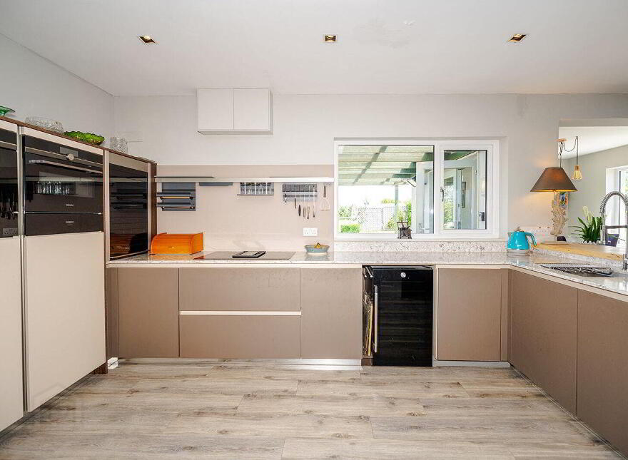 The Farside, Station Road, Thomastown, R95F8E8