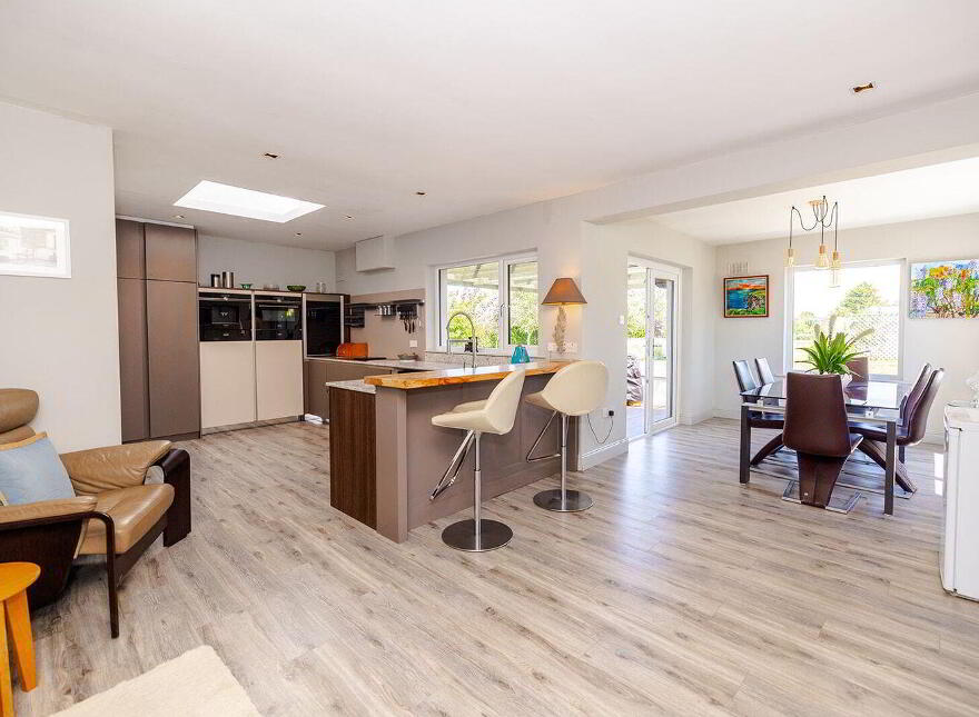 The Farside, Station Road, Thomastown, R95F8E8