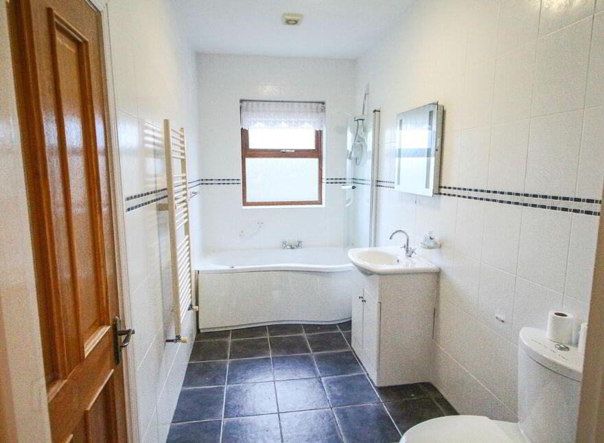 Clenahoo House, Leitrim Road, Carrick-On-Shannon, N41FN24