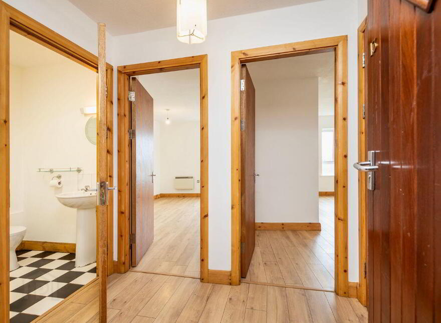 Apt 13, Waterside, New Ross, Y34V327
