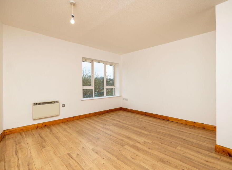 Apt 13, Waterside, New Ross, Y34V327