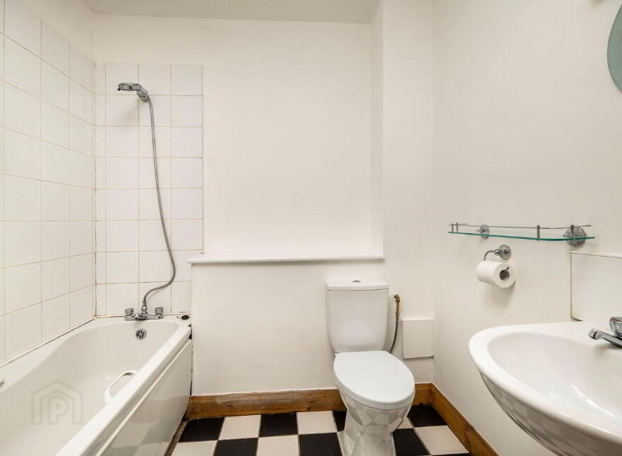Apt 13, Waterside, New Ross, Y34V327