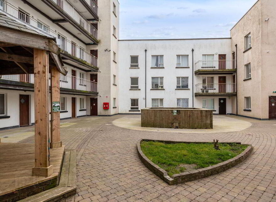 Apt 13, Waterside, New Ross, Y34V327