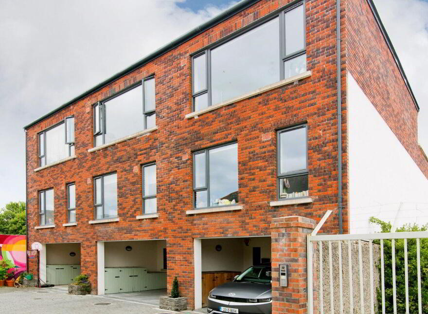 1 Grand Canal View, Saint James's Terrace, Dublin 8, D08FNW2 photo